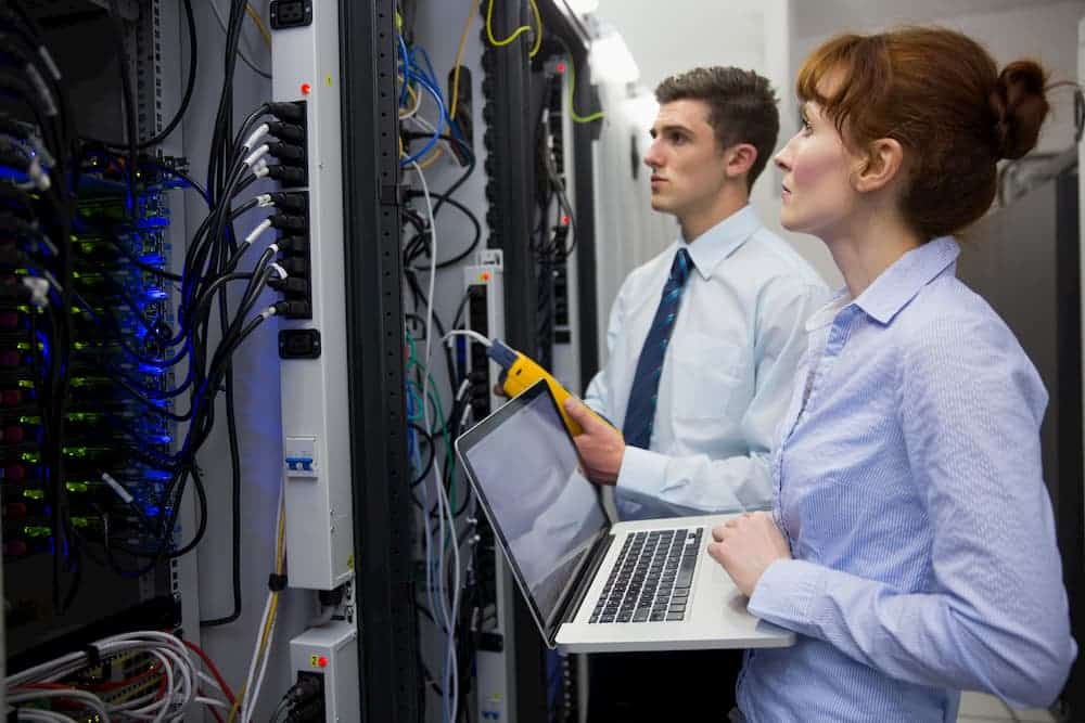 Techniciens inspectant une infrastructure informatique